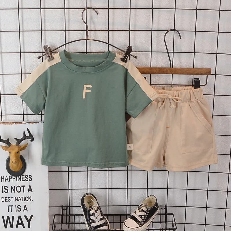 Completo Estivo per Ragazzi 2026 – Set T-shirt e Pantaloncini in Cotone Stile Coreano con Stampa Lettering, Abbigliamento Casual Traspirante a 2 Pezzi per Bambini