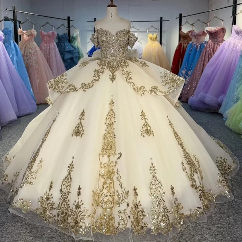 Abiti Quinceanera lucidi champagne con spalle scoperte Applique dorate Perline in pizzo Fiocco di cristallo Tull Party Compleanno Abito dolce 16
