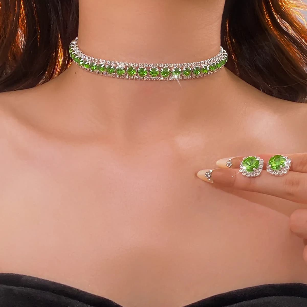 Versione coreana di orecchini quadrati tempestati di diamanti flash, catena di clavicole di fascia alta di lusso leggero, versatile e squisito pendolarismo