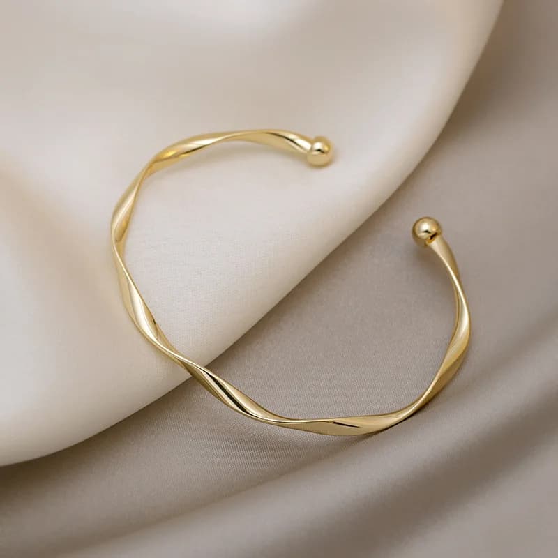 A Women's Bracelet with a Twisted Opening, Adjustable, Simple and Versatile, Suitable for Everyday Wear