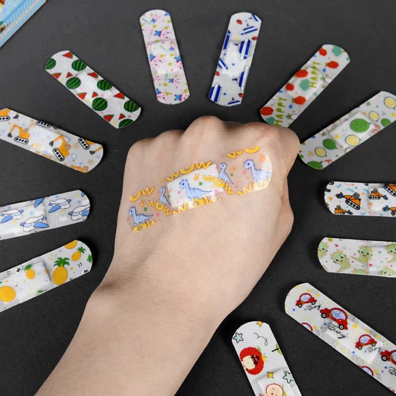 120 pz/lotto Del Bambino Sveglio Del Fumetto Bende Autoadesive Curitas Per Bambini Cerotto Kit di Primo Soccorso Gesso Ferita Striscia Toppe E Stemmi per I Bambini