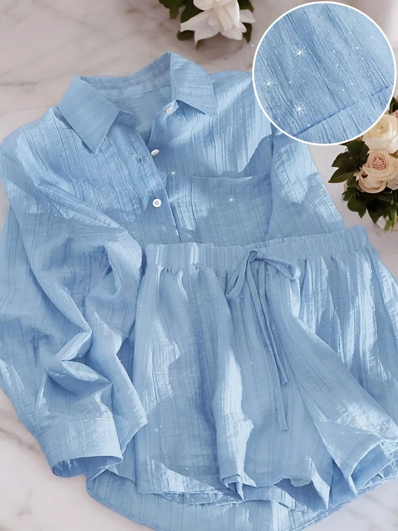 Set 2 Pezzi: Camicia Blu Chiaro Scintillante Effetto Stropicciato e Pantaloncini con Coulisse