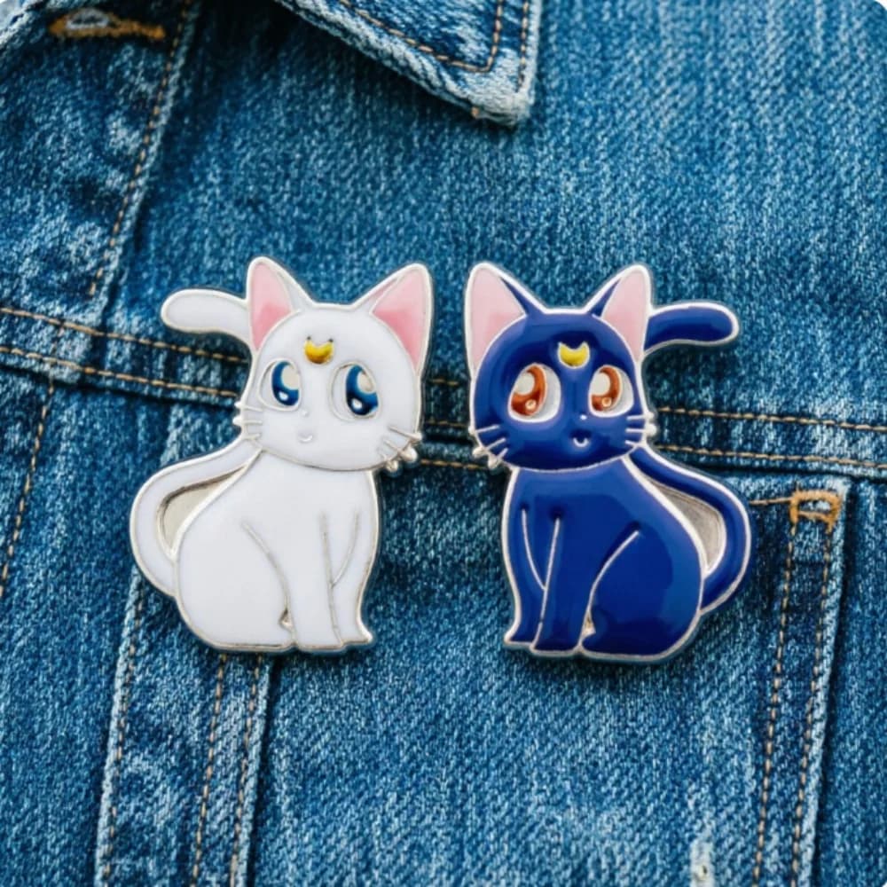Set di 2 Spille Anime Moon Cat per Donna, Spille da Bavero, Spille Smaltate, Accessori Carini per Zaini, Gioielli, Regalo