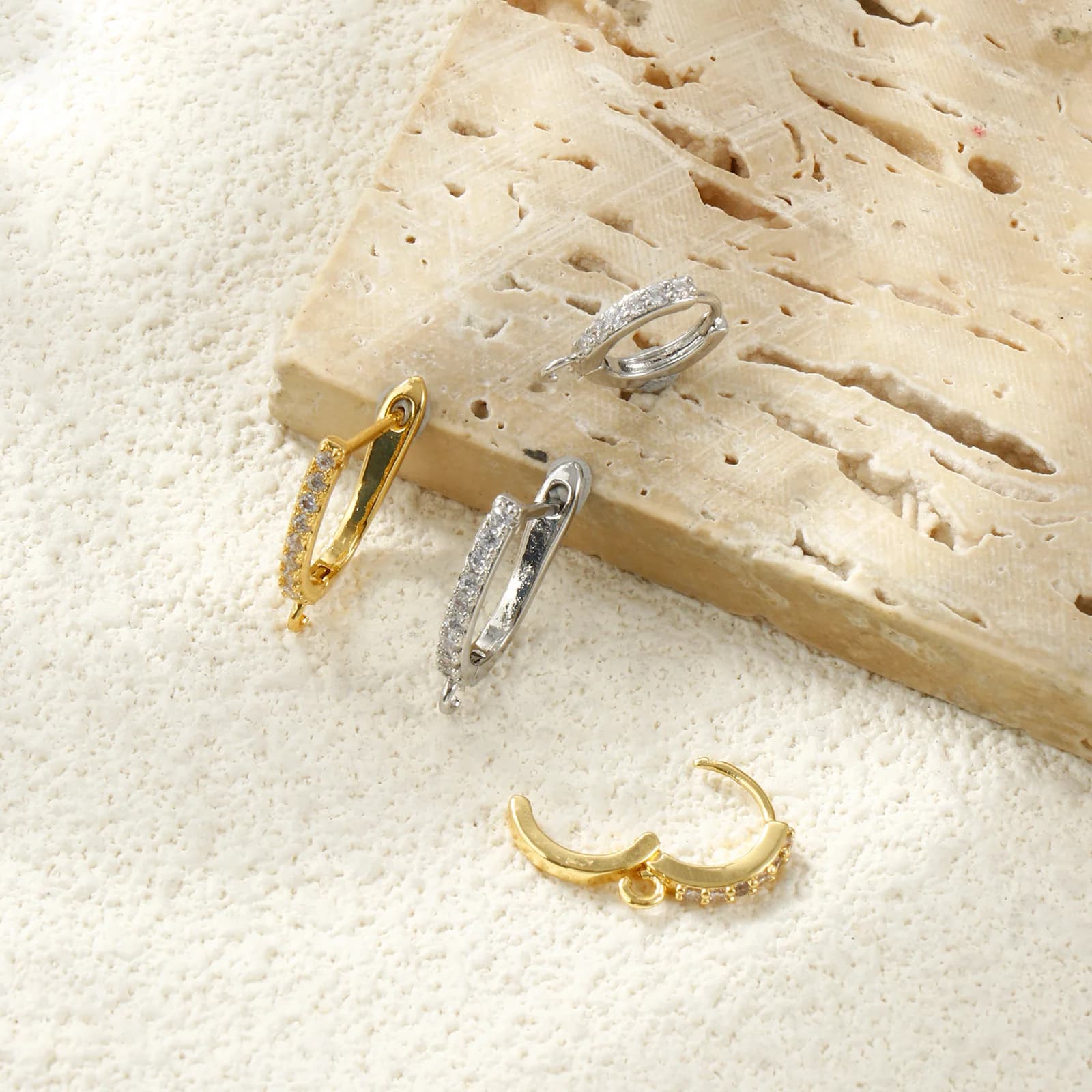 Orecchini a Cerchio Artigianali in Ottone Placcato Oro 18K con Micro Pavé di Zirconia Cubica Trasparente e Chiusure a Gancio per Gioielli Fai-da-Te