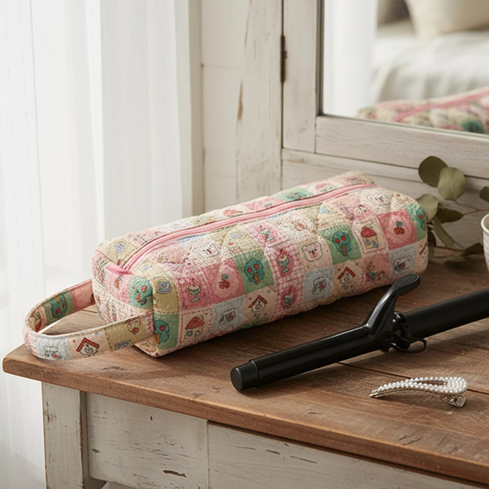 Quilted travel bag Zipper closure Padded container for hair plate Shock-resistant transport case for hairdryer Travel bag