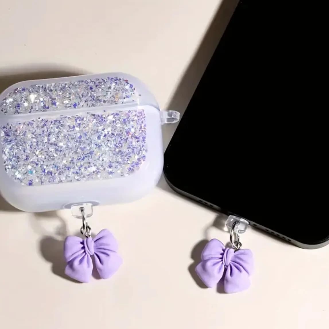 Spina antipolvere con fiocco viola Fascino Spina porta di ricarica da donna alla moda per iPhone Tipo C Tappo di protezione antipolvere Ciondolo per telefono per AirPods
