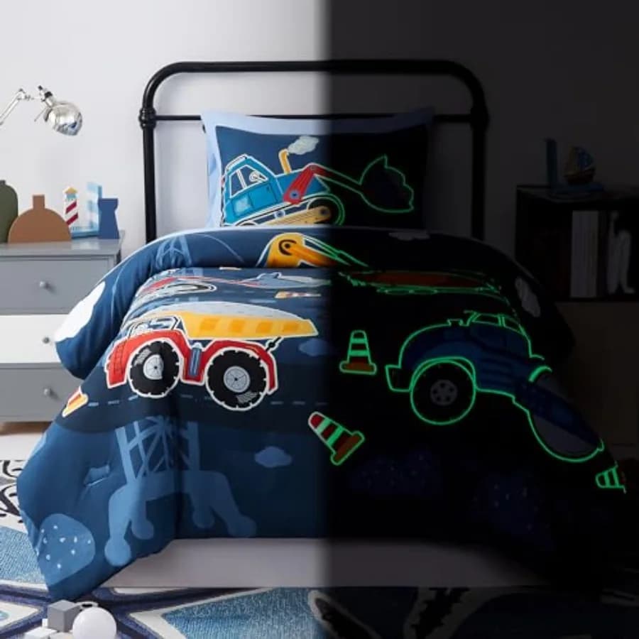 Set Copripiumino - Set di Biancheria da Letto 5 Pezzi per Ragazzi, Luminoso al Buio con Motivi di Camion, Trattore ed Escavatore, Set Completo con Lenzuola