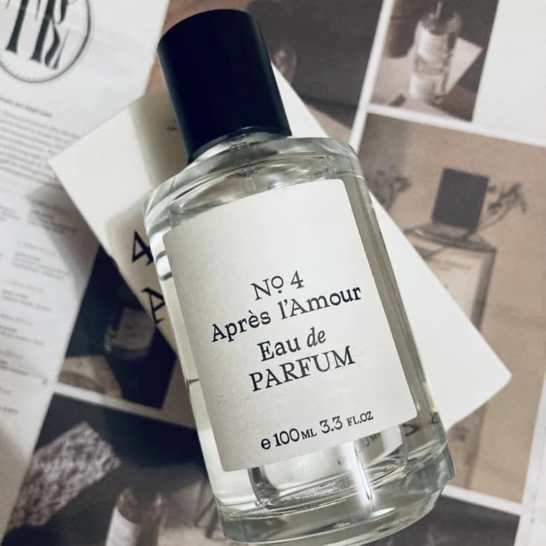 Eau De Toilette Classica di Alta Qualità N.4, Profumo Unisex con Note Legnose e Speziate, Set Regalo di Lunga Durata