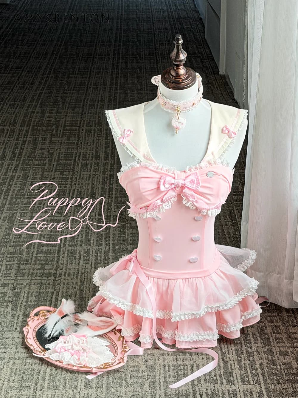 Costume da bagno intero da donna con colletto alla marinara rosa, fiocco e bottoni a cuore, modello triangolare, ideale per l'estate e la spiaggia