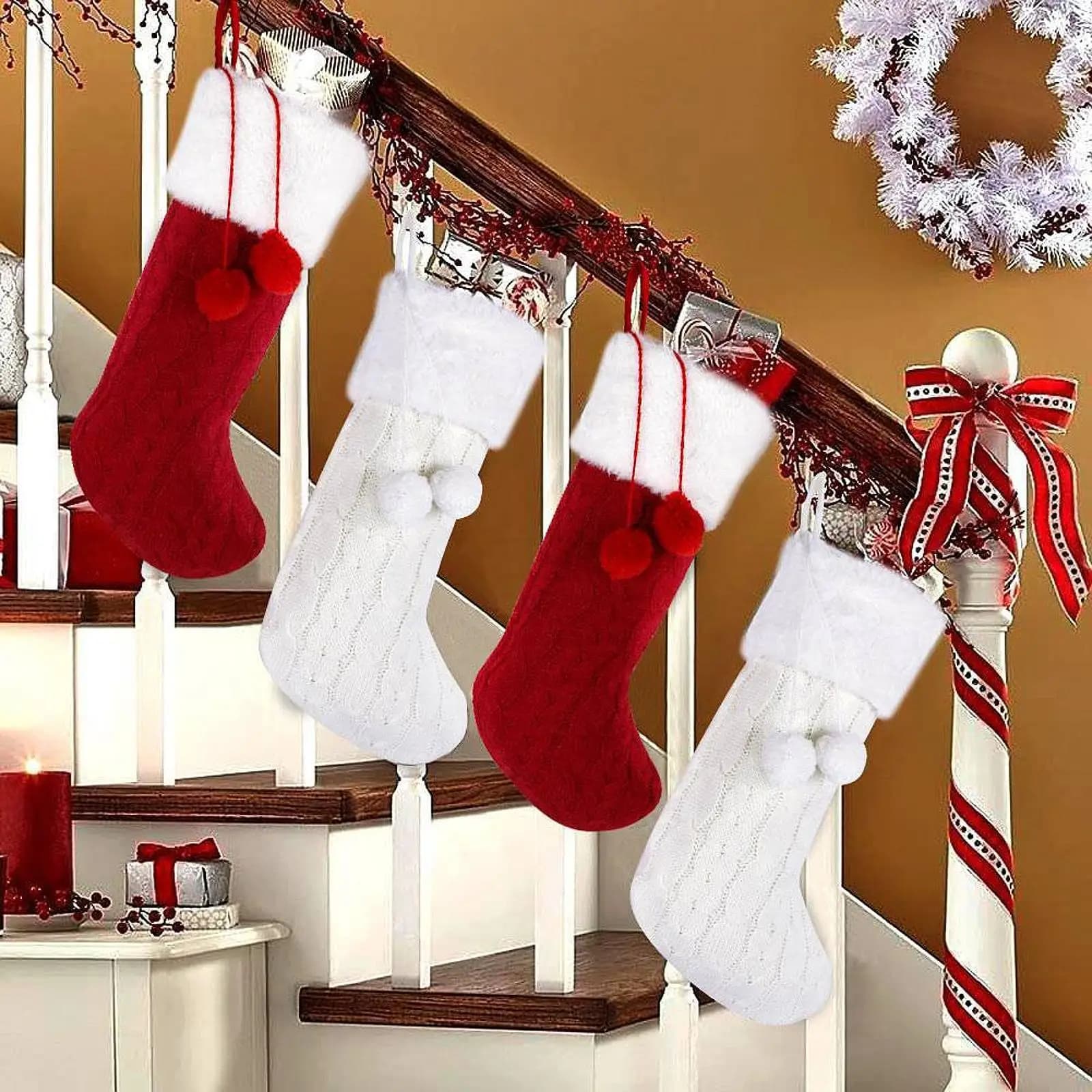 4 Pezzi Sacchi da Appendere di Natale, Porta Regalo per Calzini di Natale, Sacchetti Regalo per Calzini di Natale per Calza di Natale Rosso Bianco per Decorare la Famiglia