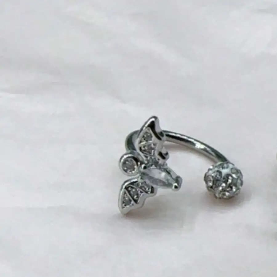 Anello per labbra a forma di pipistrello in acciaio inossidabile con accenti di cristallo e terminale a sfera