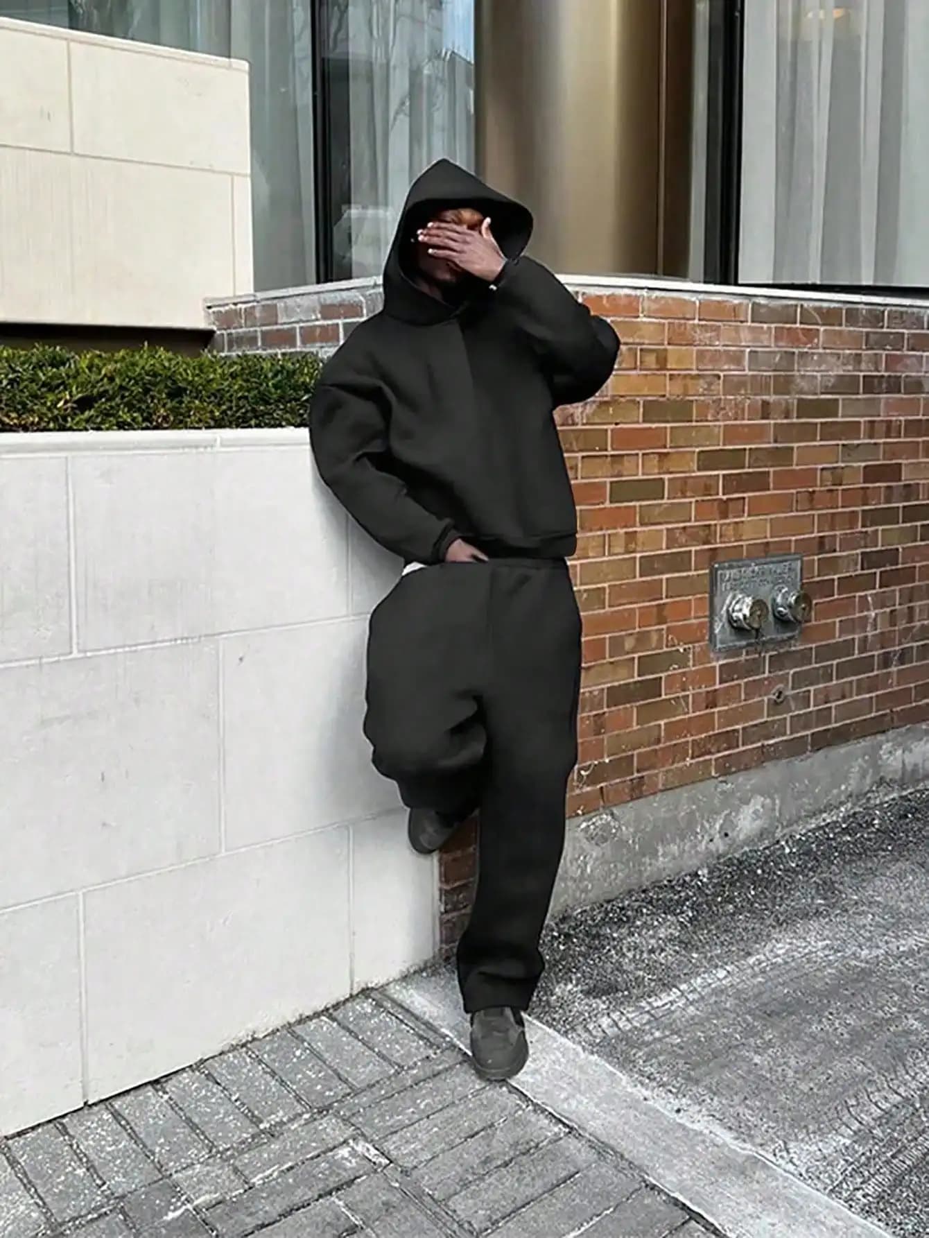 Set da uomo con felpa con cappuccio a maniche lunghe e pantaloni in tinta unita, completo casual in due pezzi