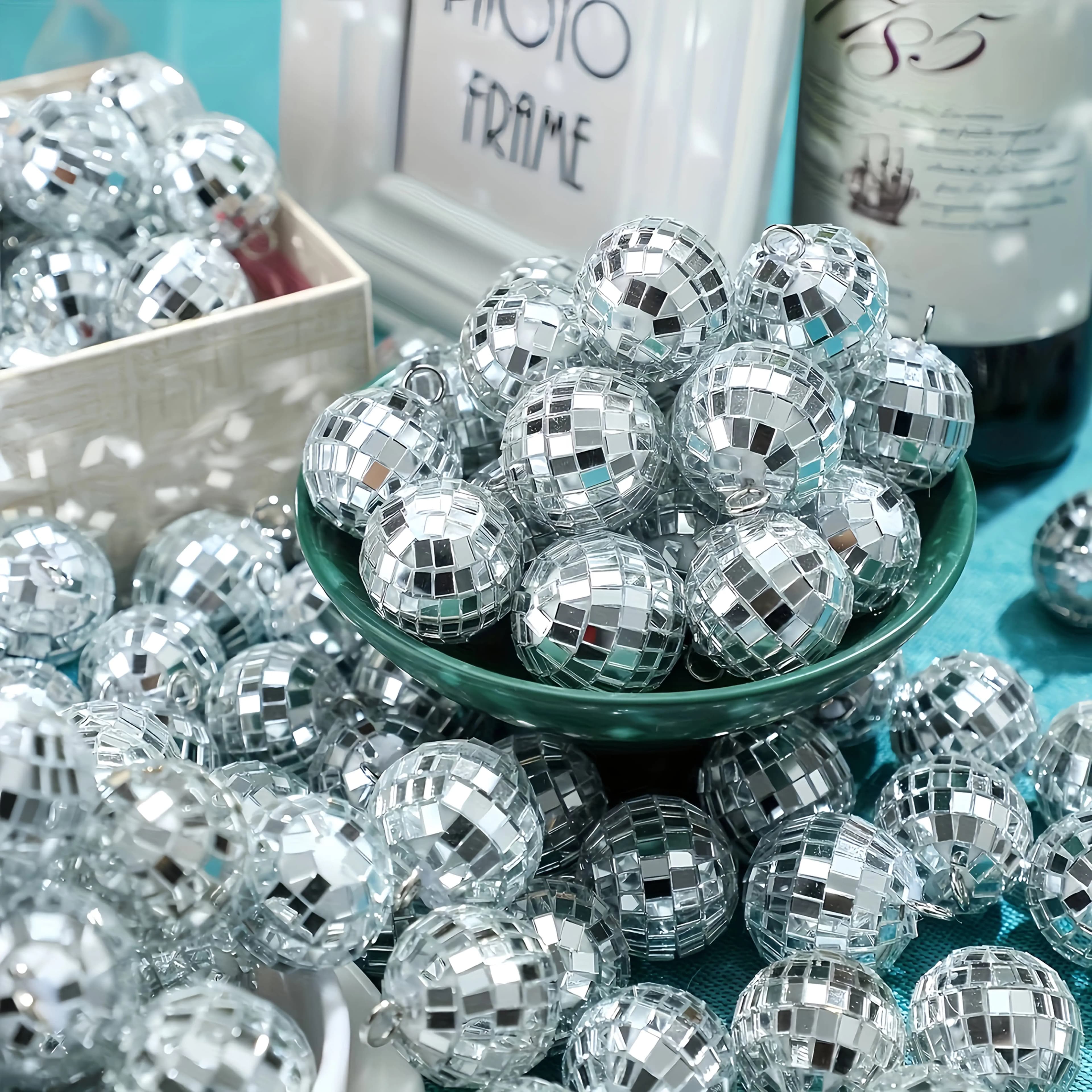 12 mini palline da specchio da discoteca, ornamenti in vetro riflettente argentato per dischi anni '70, decorazioni estetiche per la stanza, forniture per feste