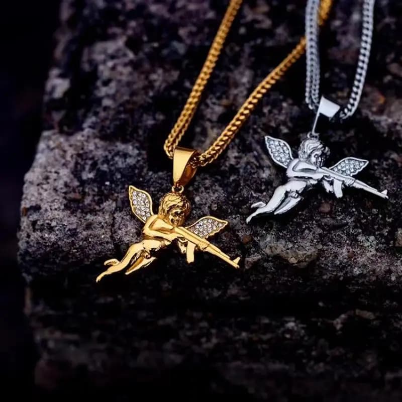 Avenging Angel Ak-47 Ciondolo mitragliatrice intarsiato Collana con zirconi di cristallo ghiacciato Collana da uomo Hip Hop Rock Trend Regalo di gioielli fantastici