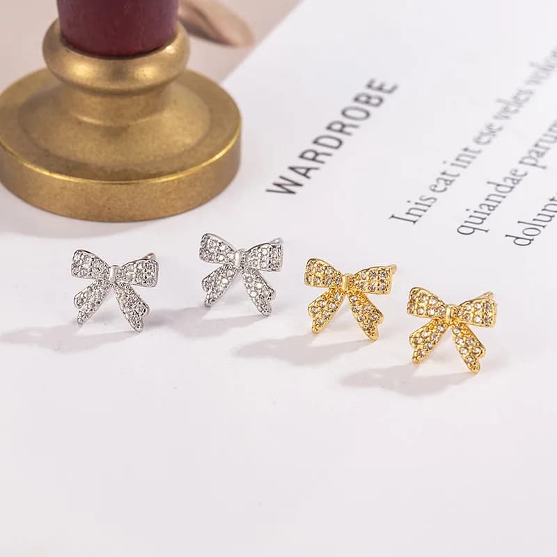 1 paio di piccoli orecchini a forma di fiocco in argento S925 con zirconi, dal temperamento dolce e carino, adatti per appuntamenti quotidiani e festival musicali