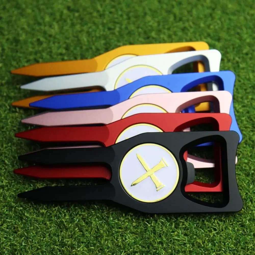Forchetta da Golf 6-in-1 Multifunzione con Apribottiglie, Marcatore, Pulitore Scanalature in Lega di Alluminio e Clip per Cappello