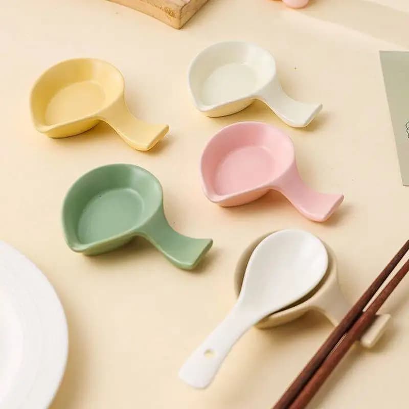 Poggiacucchiaio in ceramica stile crema, accessorio multiuso per stoviglie, cuscino porta utensili per hotel, ristoranti e casa.