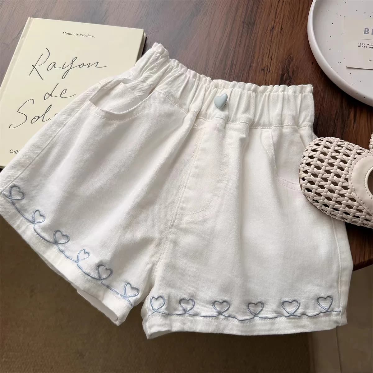 Pantaloncini Estivi da Bambina 2026 Nuovo Stile Estivo, Pantaloncini Bianchi Ricamati con Cuore per Bambina, Hot Pants Sottili Trendy per Ragazze