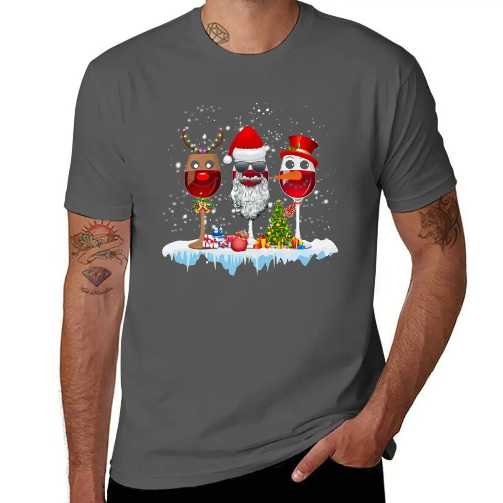 T-shirt con tre bicchieri di vino rosso e cappello da Babbo Natale per uomo e donna, t-shirt casual con grafica quotidiana