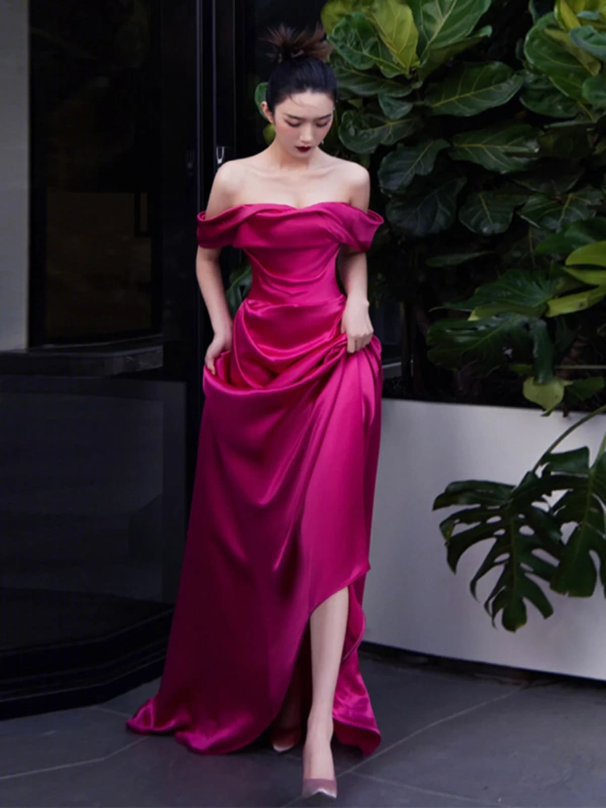 Abito da sera monospalla in raso rosso, stile vestaglia da mattina, di alta gamma, per sposa, per matrimonio, fidanzamento, brindisi, con velo da sposa