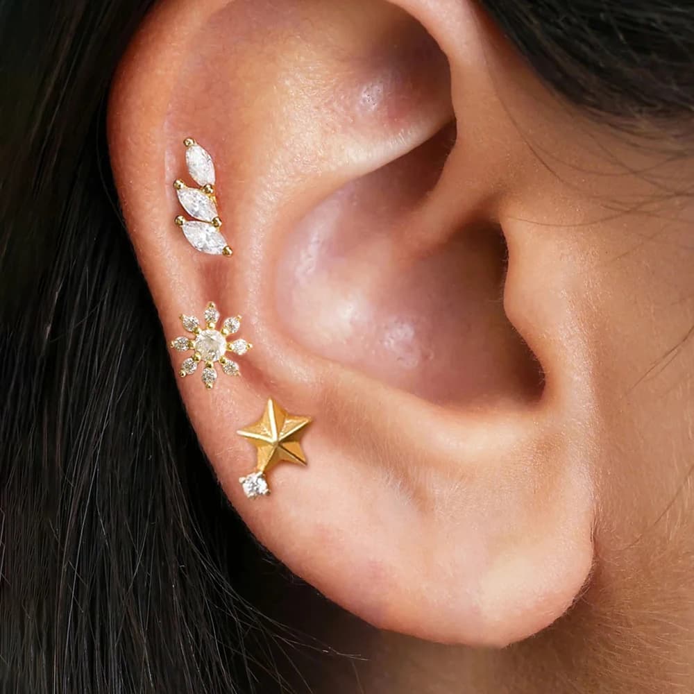 Set di 3 orecchini a lobo con zirconi a forma di fiore per donna, in acciaio inossidabile, per piercing alla cartilagine dell'elice, gioielli di moda coreana.