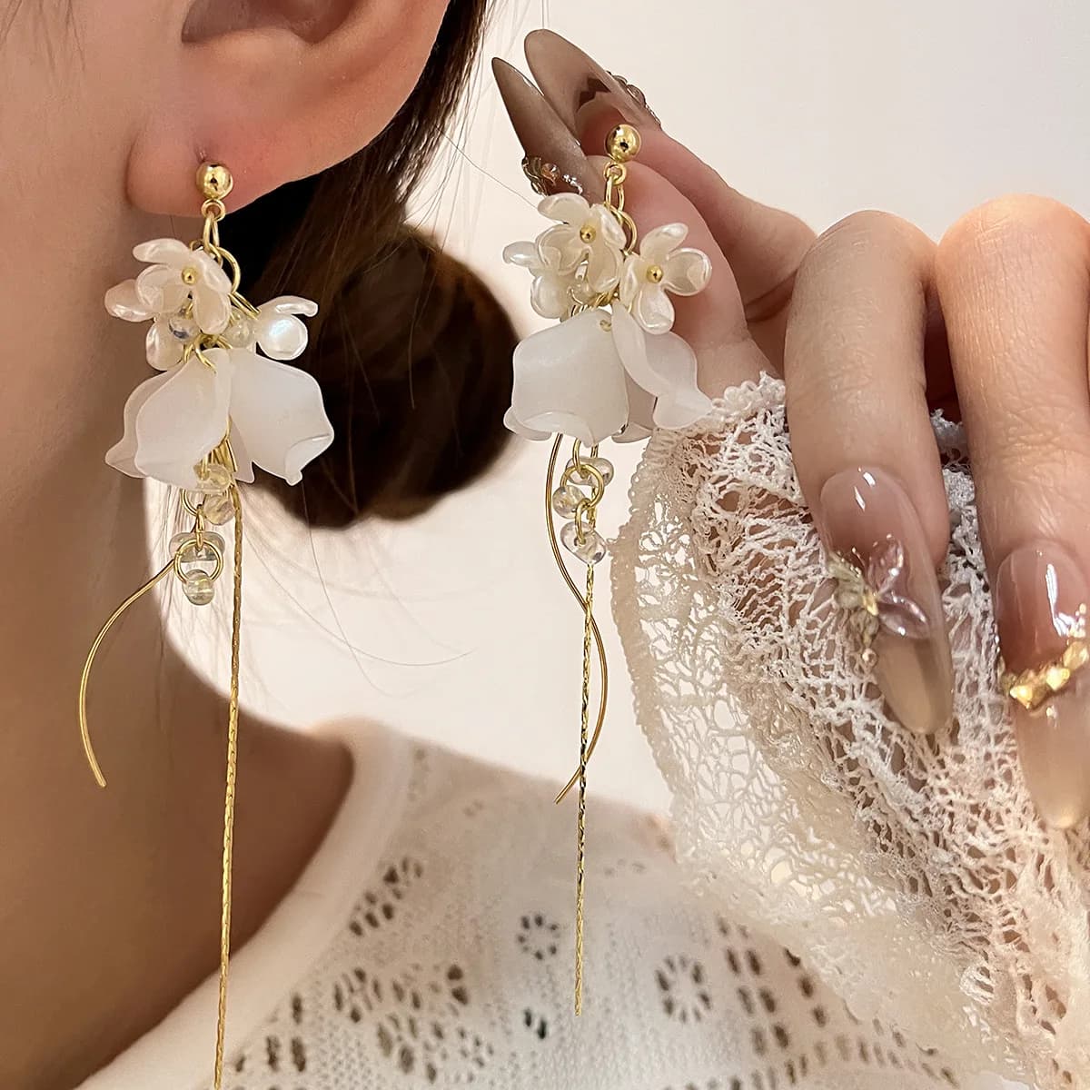 Orecchini a perno con perle a forma di fiore e frange, gioielli pendenti di lusso, eleganza delicata e squisita.