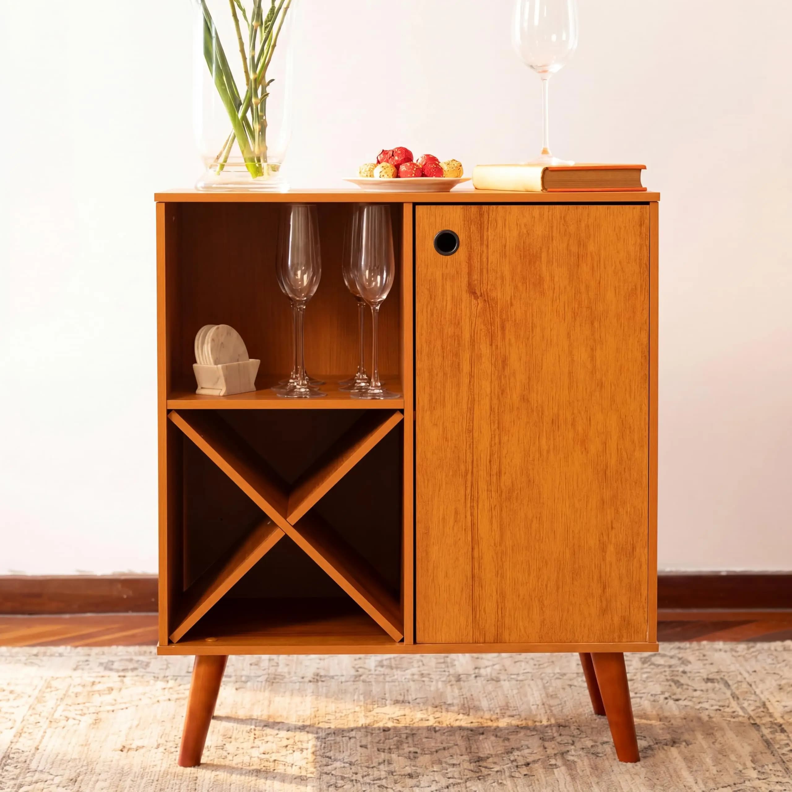Mobile Bar in Legno Stile Mid-Century Moderno con Portabottiglie a X, Ripiano Aperto e Anta con Vano Nascosto