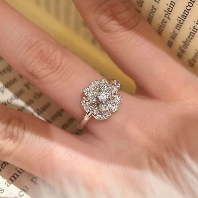 Anelli con petali di camelia intarsiati con diamanti in stile romantico per donna, anelli con fiore di rosa bianca classici di lusso leggero, gioielli da banchetto