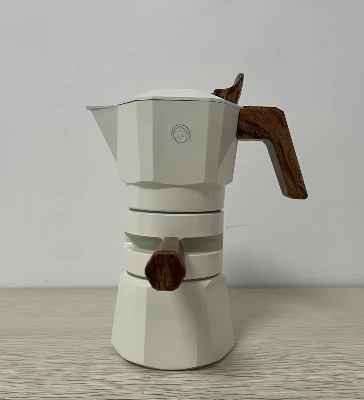 Espresso extract at controlled temperature