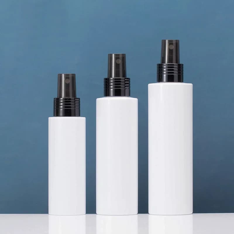 Flacone in PET bianco/trasparente da 100ml/150ml/200ml con pompa spray nera per tonico/acqua/prodotto per l'igiene intima/profumo/tonico idratante per la cura della pelle.