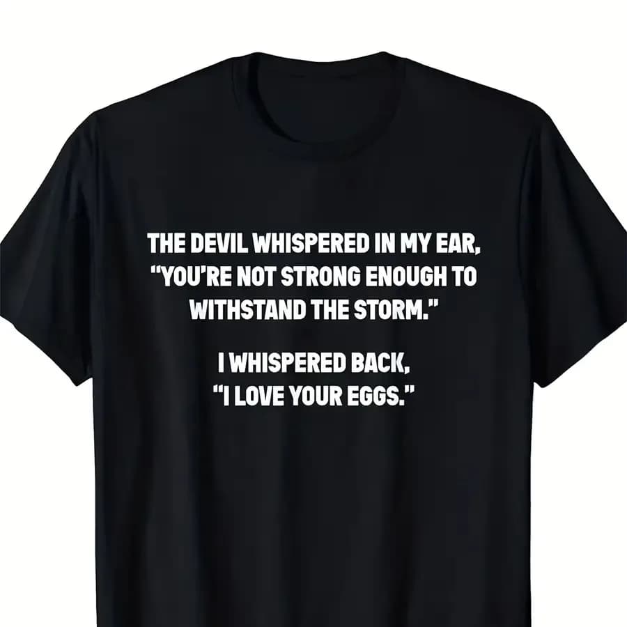 【Nuovo arrivo】 Divertente maglietta con citazione sarcastica "The Devil Whispered I Love Your Eggs", maglietta divertente in cotone a maniche corte, maglietta unisex con scollo rotondo