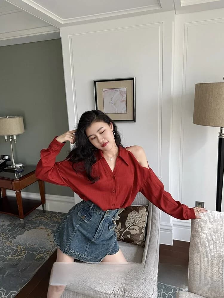 Completo Moda Donna Primavera: Top Rosso Stile Hong Kong con Spalle Scoperte e Gonna Jeans a Vita Alta - Collezione Zhang a Xing Red Wine Drunken