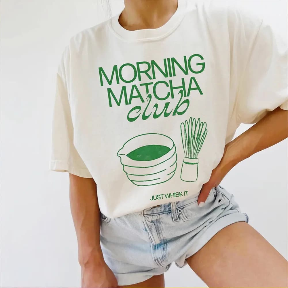 Morning Matcha Club Stampa T-shirt grafiche unisex Manica corta Top in cotone sciolto Girocollo T-shirt semplici causali Abbigliamento femminile