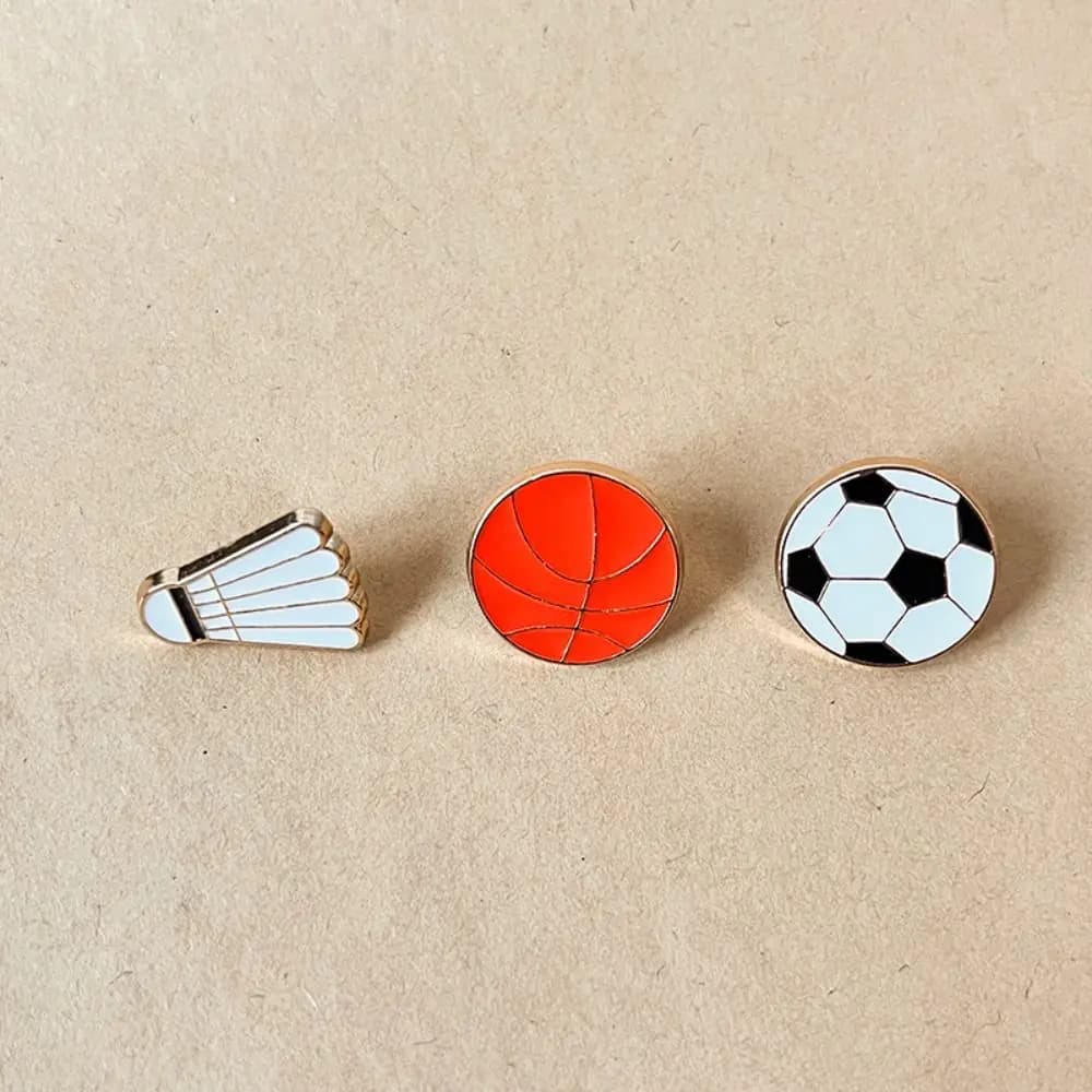 Spilla in metallo smaltata a forma di palla da calcio, basket e pallavolo, stile coreano, unisex