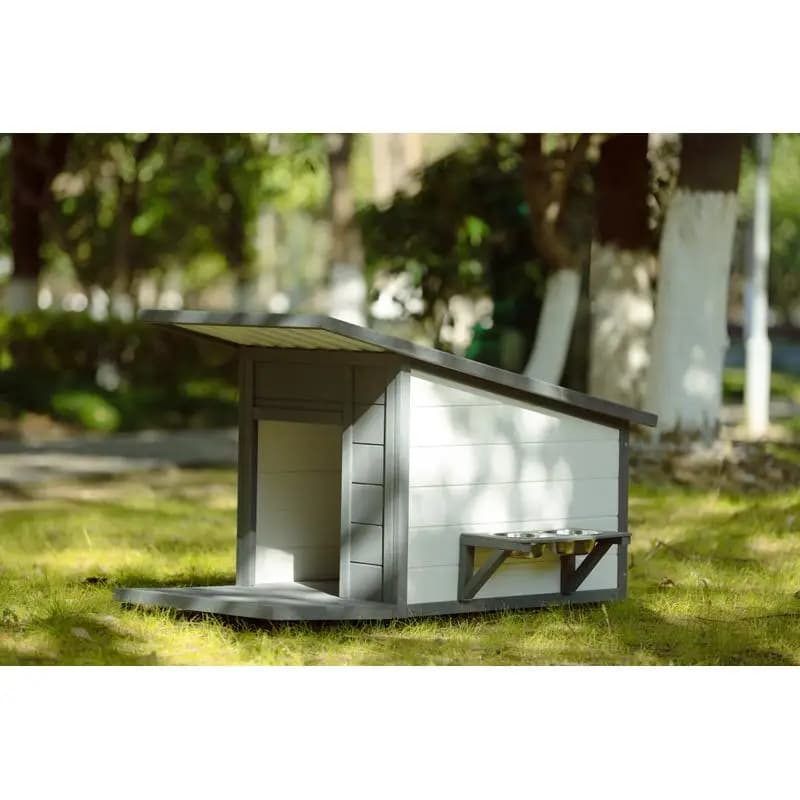 Resistente casetta per cani da esterno in legno dal design moderno, impermeabile, include ciotola per alimenti e 4 ruote girevoli