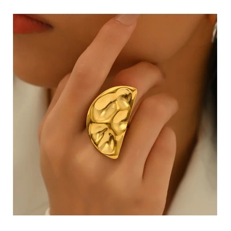 Adoro il nuovo anello da donna con design geometrico plissettato, versatile e leggero, di lusso.