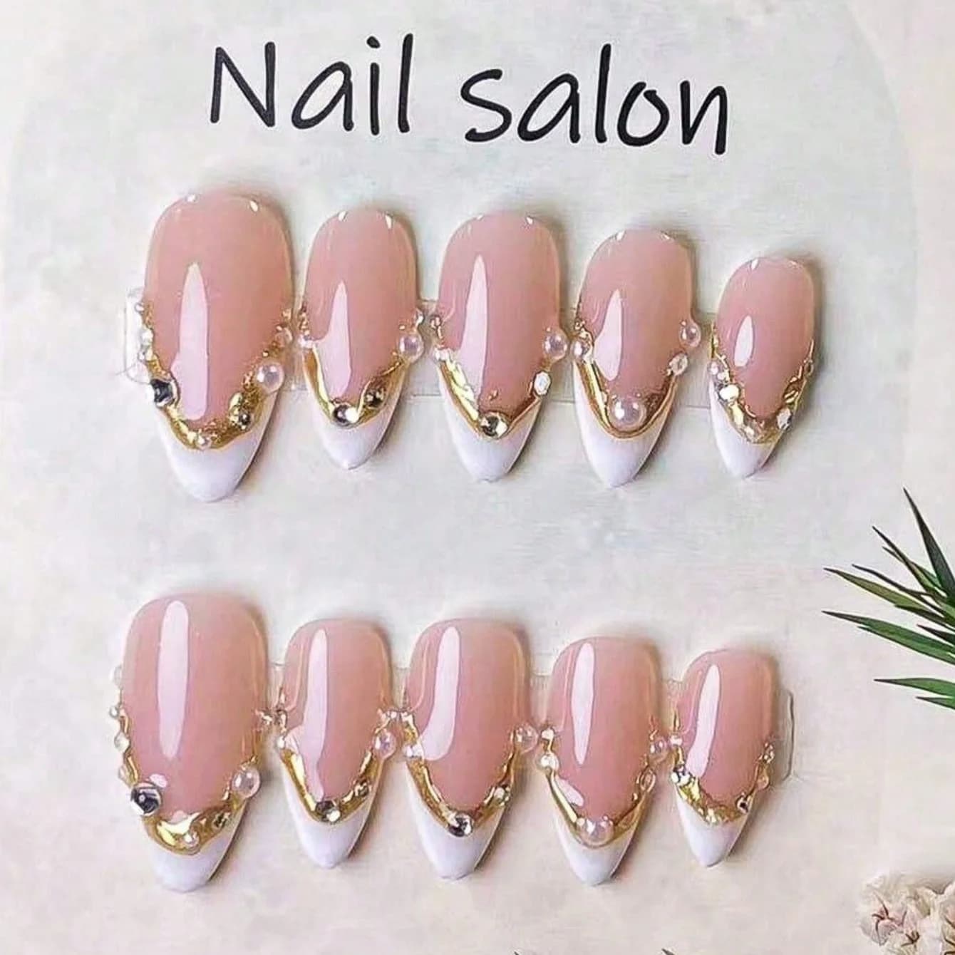 10 pieces of hand-made fake nails in the form of almond, with irregular French tips twisted with golden 3D lines. Hand painted