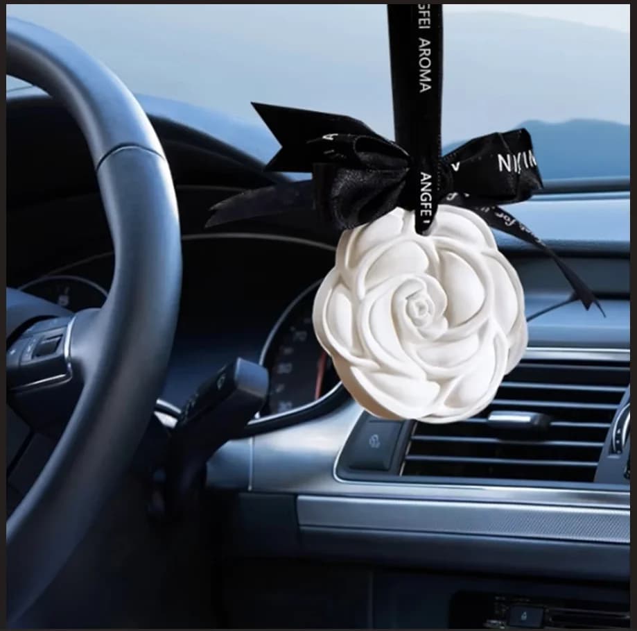 Deodorante per ambienti sospeso Bellissimo profumo di fiori bianchi per lo styling dell'auto Aroma Purificatore d'aria fresca Decorazioni interne Ornamento