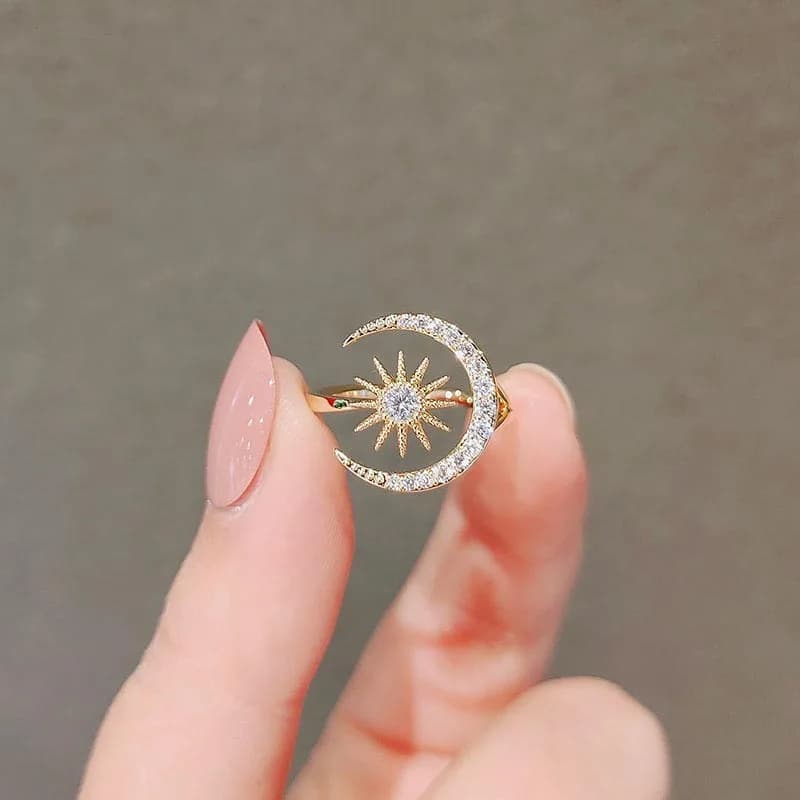 Luxury ring with synthetic zirconia shaped by moon and sun, adjustable, by woman, simple and fashionable.