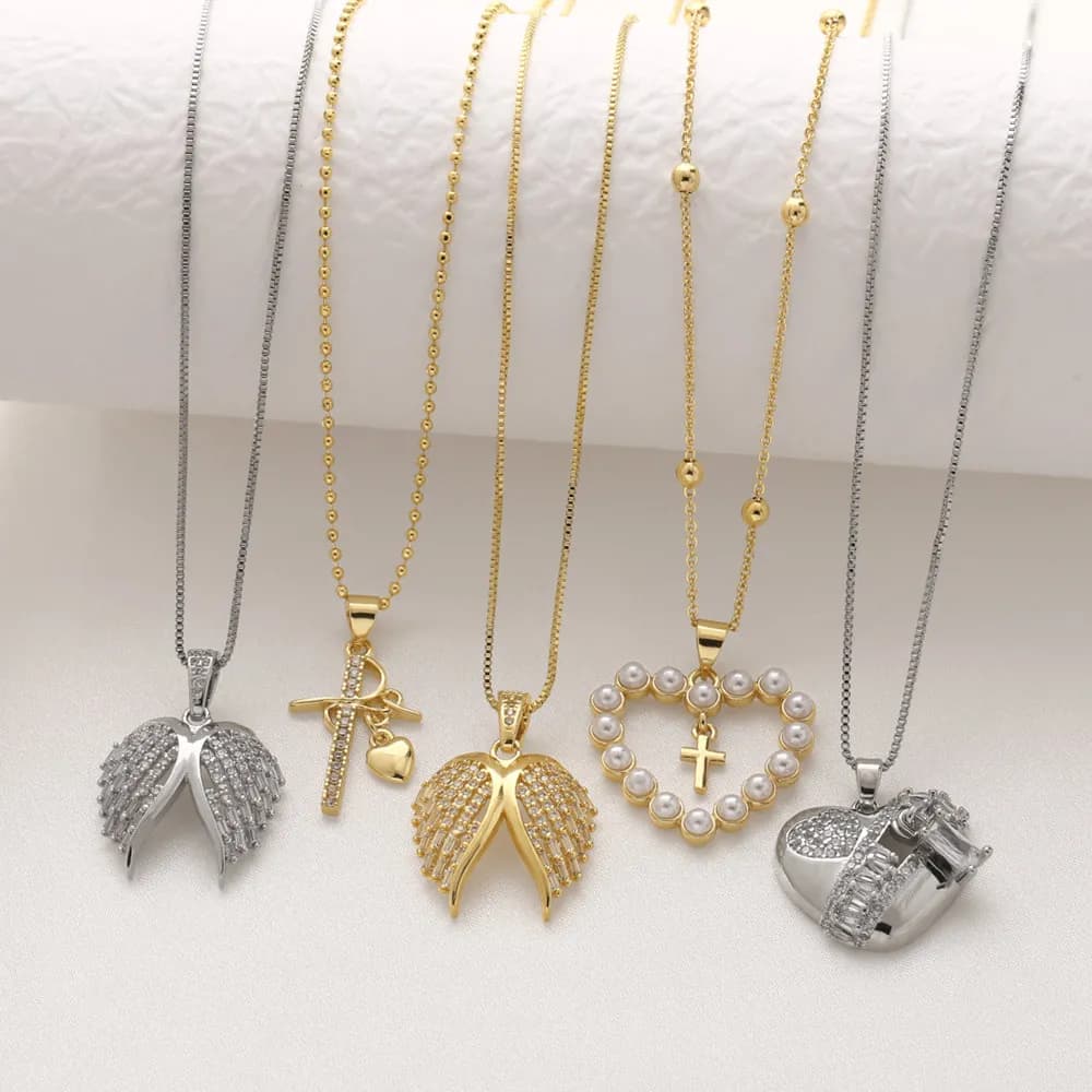 FLOLA Collane con ali d'angelo color oro argento per donna Collane con croce a cuore con perla bianca Gioielli placcati in oro nkeb020