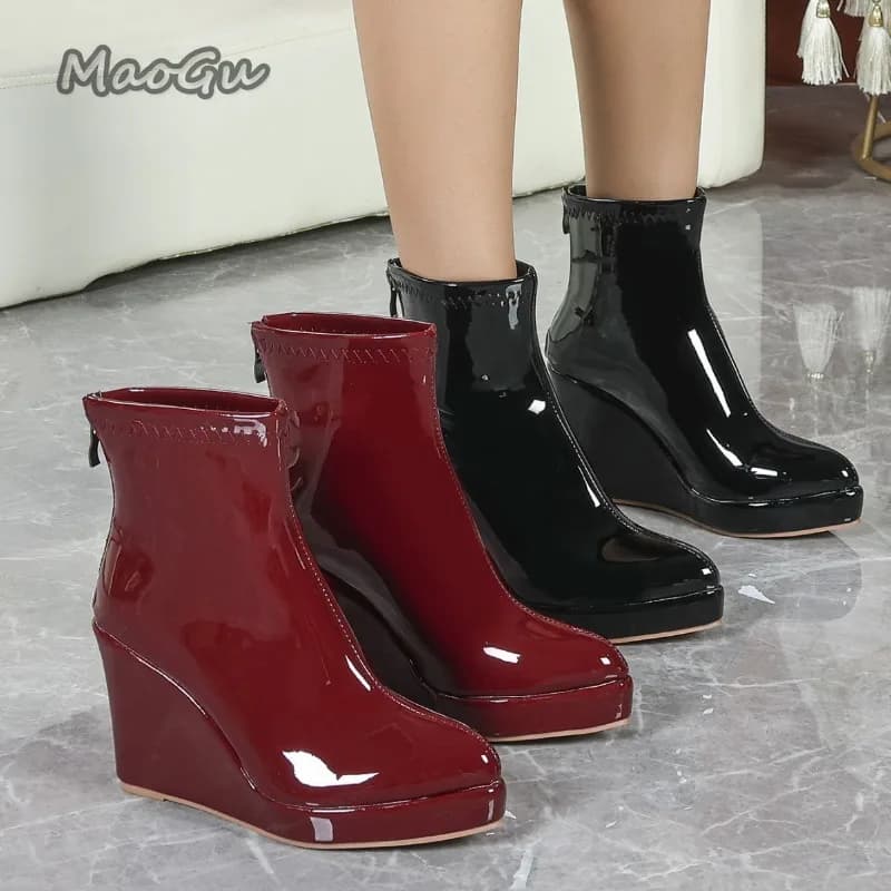 Stivaletti corti bordeaux in pelle verniciata stile britannico Scarpe a punta con zeppa da donna con tacco grosso e tacco alto Calzature alla moda