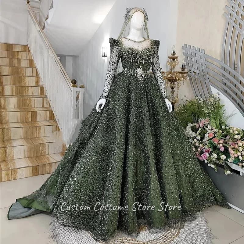 Abito da ballo lussuoso verde militare a trapezio con scollo rotondo, maniche lunghe effetto illusione e lussuosi decorazioni in strass, personalizzato per serate eleganti.
