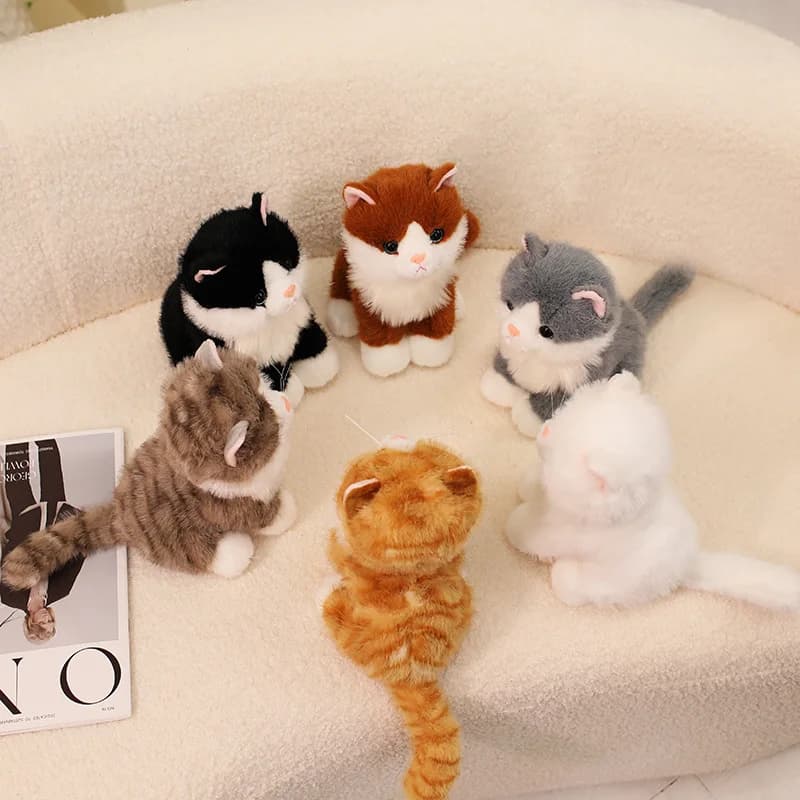 Peluche Gatto Seduto Simulato da 20 cm, Simpatico Ciondolo Portachiavi Gattino Bianco e Nero, Regalo di Compleanno