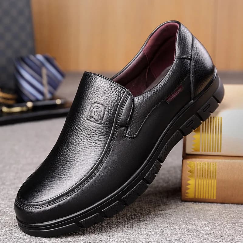 2025 Scarpe in pelle da uomo Scarpe casual morbide Scarpe da passeggio piatte antiscivolo Slip on Platform Scarpe da uomo Mocassini maschili da esterno fatti a mano