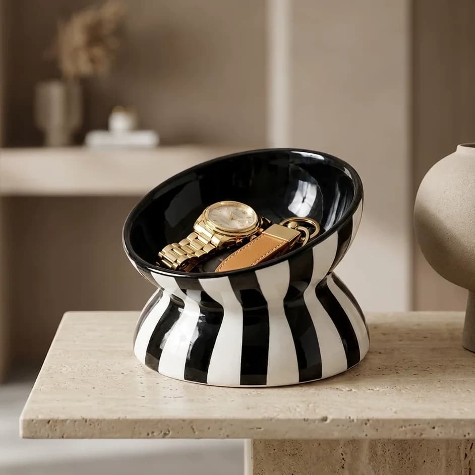 Light luxury high-end character abstract art home living room entrance key storage tray decoration decoration ornaments
