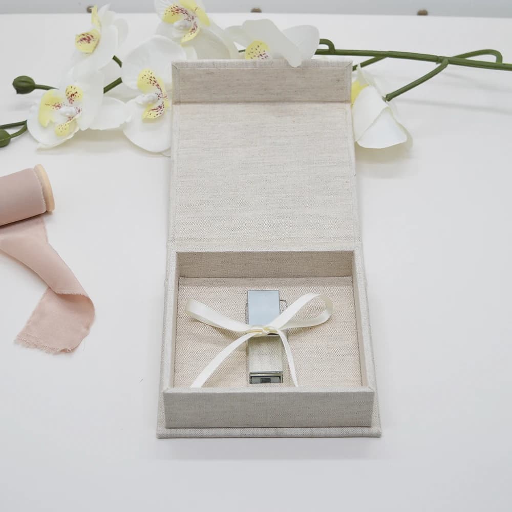 Scatola USB in Lino Fatta a Mano con Logo Personalizzato, Organizzatore per Chiavette USB, Regalo per Matrimoni e Fotografi