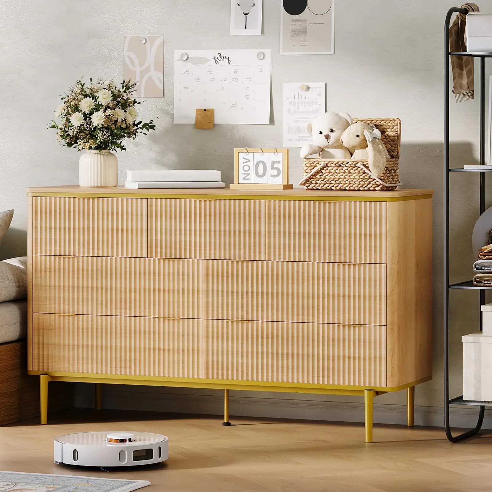 Cassettiera a 7 cassetti per camera da letto, mobile contenitore in legno scanalato largo 54 pollici con maniglie dorate, mobile porta TV moderno per la casa
