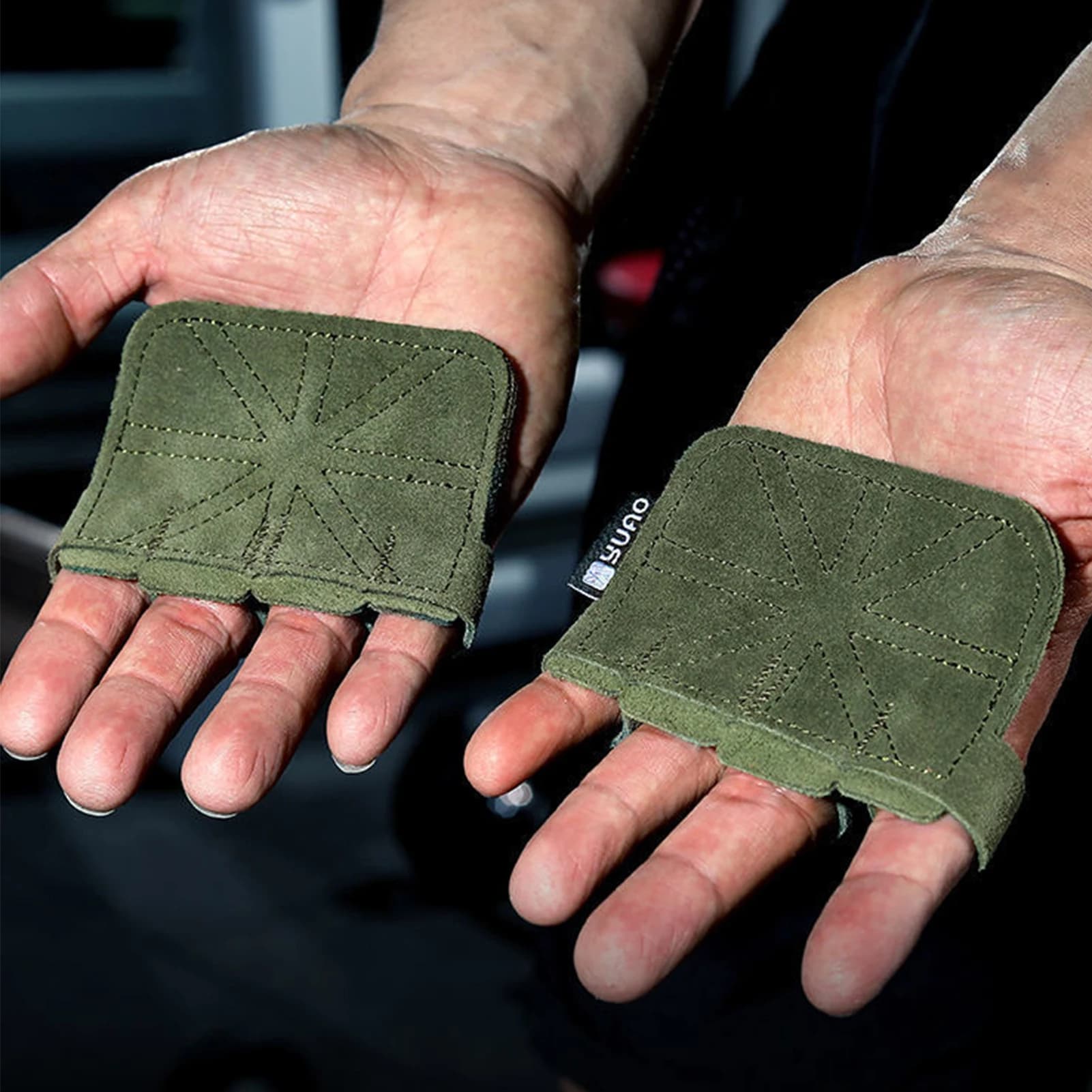Fitness Gloves with pull-up grip force and auxiliary gloves with horizontal bar for four- finger fitness palm protection