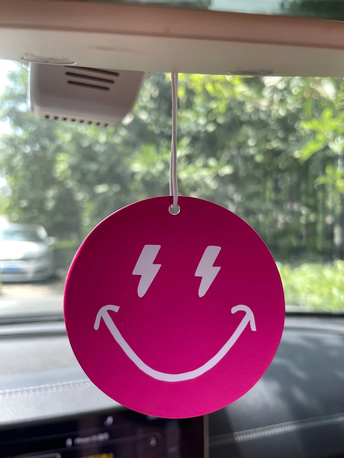 Profumo per Auto Smiley Face/Intercontinental Fresh Scent a Cinque Stelle e Deodorante Non Tossico | Oli Essenziali Naturali e Pastiglie Profumate per Aromaterapia (Noroili/Pomelo/Cedro) | Modello da appendere e a doppio uso con clip di ventilazione | Fragranza a Lunga Durata per 60-90 Giorni | Deodorante e Purificatore d'Aria | Adatto per l'uso in auto, case, armadi e bagni. | Stessa fragranza della quella venduta in negozio