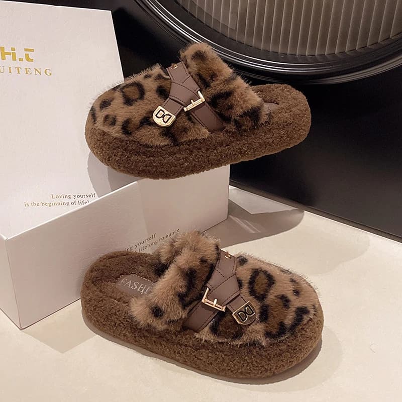 Pantofole in pelliccia di leopardo moda per donna 2024 Pantofole soffici per interni ed esterni invernali Scarpe da casa da donna con design con fibbia per cintura